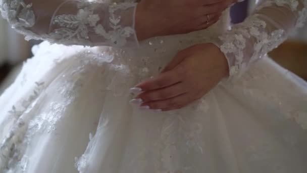 Bruidsmeisje helpt voor jonge bruid om haar trouwjurk aan te trekken. Luxe bruidsjurk — Stockvideo