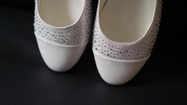 Hochzeit Braut weiße Schuhe — Stockvideo