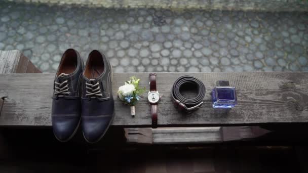 Mans tartozékok - cipő, boutonniere, óra, öv és parfüm. Vőlegény divat esküvő. — Stock videók