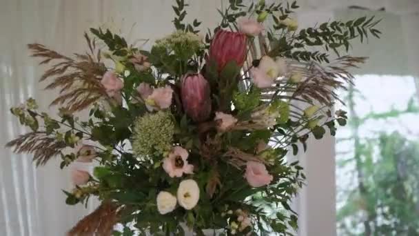 Flores de recepção de casamento decorado banquete . — Vídeo de Stock