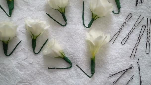 Witte roos bloemen voor kapsel. Bruiloft stijl voor de bruid. Kappers — Stockvideo