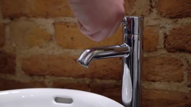 Man använder tvättställ på morgonen för att stänka vatten i ansiktet och tvätta händerna — Stockvideo
