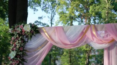 Çiçeklerle süslenmiş bir düğün töreni. Buketlerle düğün resepsiyonu. Güzel parti..