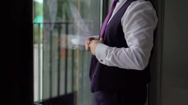 Genç adam ceketini giydi. Kutlama, iş toplantısı ya da düğün için giyinme