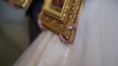 Kilisedeki düğün. Hristiyan kilisesinde evlilik töreni. Rahip, gelin ve damat içeride..