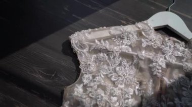 Gelin için lüks gelinlik. Gelin beyaz elbisesi.