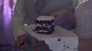 Düğün pastası. Partide geleneksel kutlama tatlısı. Gelin ve damat bir parça kesti.