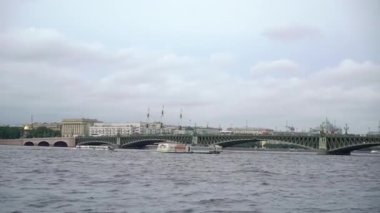 Saint-Petersburg, Rusya - 5 Ağustos 2019: Turistli yolcu gemisi şehrin nehir kanalında.