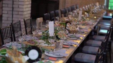 Bardaklar, tabaklar, çatal bıçak ve peçeteler. Parti için çiçeklerle süslenmiş masalar. Düğün resepsiyonu, doğum günü, yıldönümü.