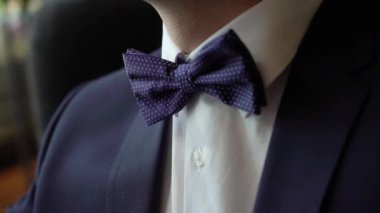 Genç adam papyon taktı. Kutlama, iş toplantısı ya da düğün için giyinme