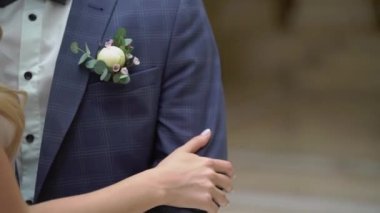 Düğün çifti sarılıyor. Gelin ve damat kucaklıyor