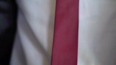 Genç adam kravat taktı. Kutlama, iş toplantısı ya da düğün için giyinme