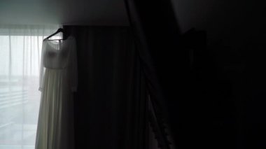 Gelin için lüks gelinlik. Gelin beyaz elbisesi.