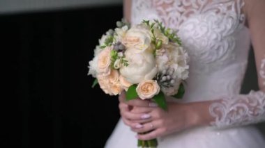 Gelinlik içinde çiçek tutan genç gelin. Beyaz lüks elbise modası