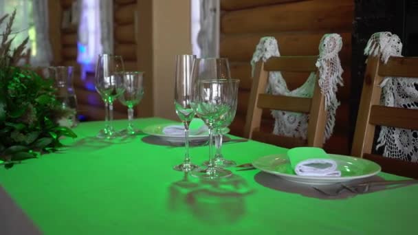 Sklenice, talíře, příbory a ubrousky. Zdobené stoly s květinami na večírek. Svatební hostina, narozeniny, výročí. — Stock video