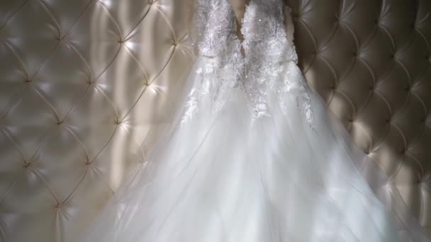 Luxushochzeitskleid für Braut. Brautkleid in Weiß. — Stockvideo