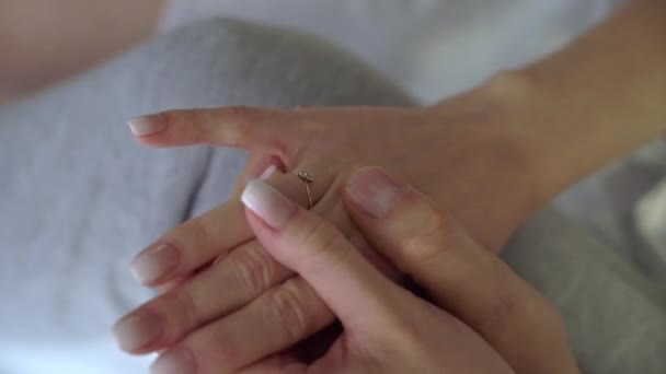 Genç bir kadın parmağına elmas yüzük takmış. Lüks pahalı evlenme teklif yüzüğü. Düğün gününde gelin. — Stok video