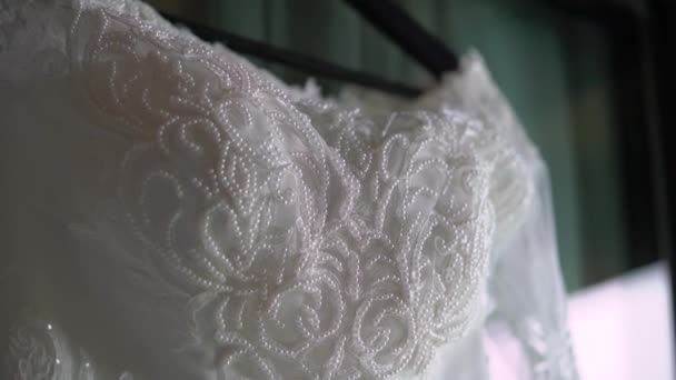 Robe de mariée de luxe pour mariée. Robe blanche de mariée .
