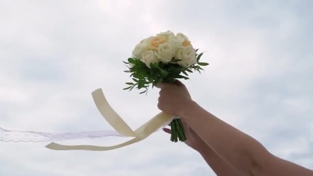 Młoda panna młoda w sukni ślubnej trzymająca kwiaty bukietu w parku. Biały luksusowy strój mody — Wideo stockowe