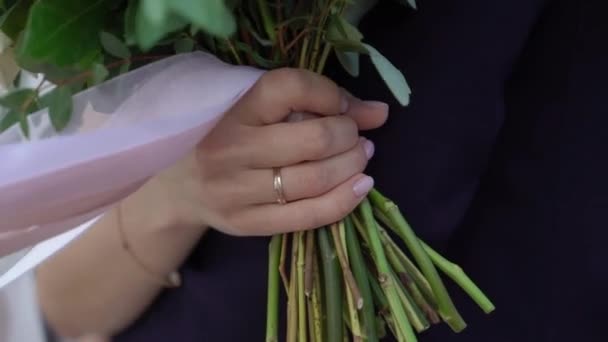 Svatební obejmutí. Nevěsta a ženich objímající — Stock video