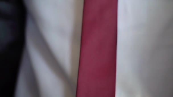 Jongeman doet stropdas om. Kleding voor viering evenement, zakelijke bijeenkomst of bruiloft — Stockvideo