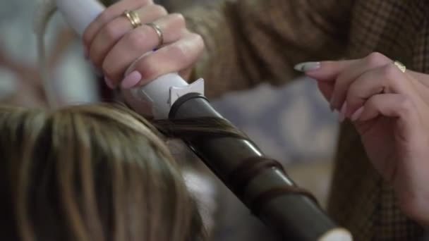 Le coiffeur fait les cheveux des mariées. Coiffure de mariage pour une jeune fille. Styliste faisant coiffure — Video