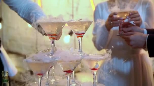 金字塔塔的眼镜与香槟。 宴会、庆祝会、婚礼、生日或结婚周年纪念日时，盛放烈酒. — 图库视频影像