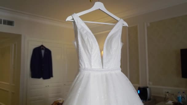 Luksusowa suknia ślubna dla panny młodej. Biała suknia ślubna. — Wideo stockowe