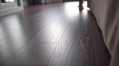 Nedime, genç gelinin gelinliğini giymesine yardım ediyor. Lüks gelinlik.