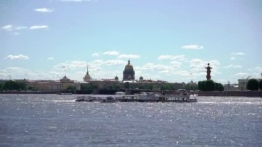 Saint-Petersburg şehri Neva nehri, Rostral kolonları, Vasilevsky adası ve borsası, Isaacs katedrali ve deniz kuvvetleri.