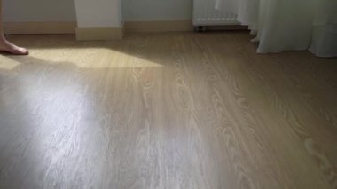 Nedime, genç gelinin gelinliğini giymesine yardım ediyor. Lüks gelinlik.