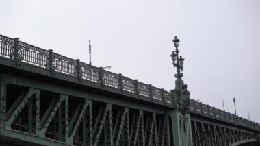 Saint-Petersburg 'da nehir üzerinde köprü