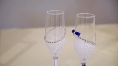 Gelin ve damat için dekore edilmiş düğün gözlükleri..