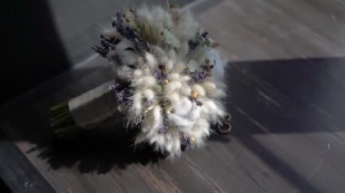 Beyaz pamuktan bir buket çiçek. Gelinin düğün buketi. Yeni evlilerin sabah hazırlıkları. Çiçek aranjmanı