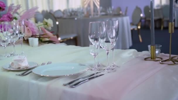 Lunettes, assiettes, Couverts et serviettes. Tables décorées avec des fleurs pour la fête. Réception de mariage, anniversaire, anniversaire. — Video