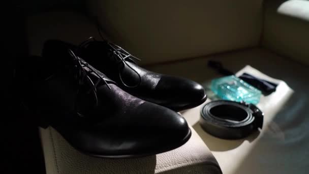 Aksesoris pria - sepatu, dasi kupu-kupu, ikat pinggang dan parfum. Busana pengantin pria untuk pernikahan . — Stok Video