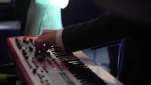 Músico tocando piano sintetizador de teclado eletrônico. Banda em palco de concerto tocando música — Vídeo de Stock