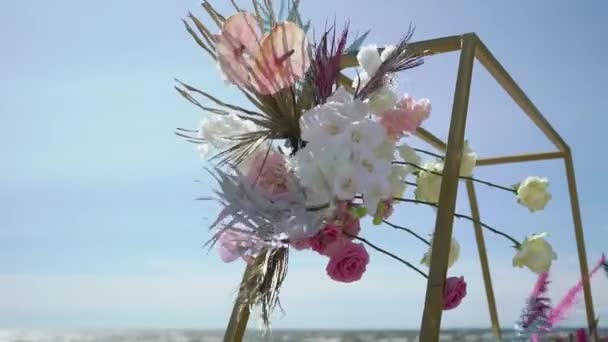 Bryllupsseremoni dekorert med blomster. Bryllupsfest med buketter. Vakkert selskap . – stockvideo