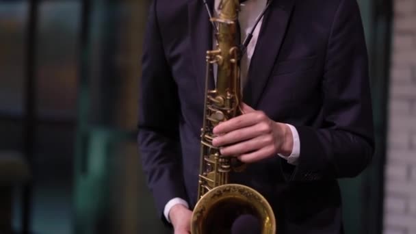 Músico saxofonista tocando saxofón o saxo en el concierto o fiesta — Vídeo de stock