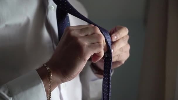 Jongeman doet stropdas om. Kleding voor viering evenement, zakelijke bijeenkomst of bruiloft — Stockvideo