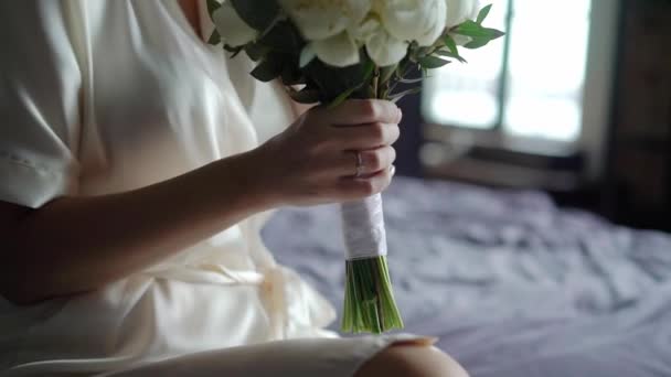 İç çamaşırlı güzel bir kız ya da çiçekli bir bornoz. Düğün buketi, düğün sabahı. Kadın pozu — Stok video