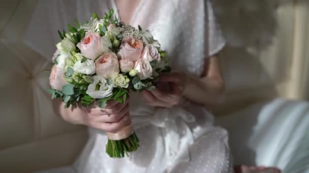 Fiatal gyönyörű lány fehérneműben vagy Fürdőköpenyben virágokkal. Menyasszonyi csokor, esküvő reggel. Nő pózol — Stock videók