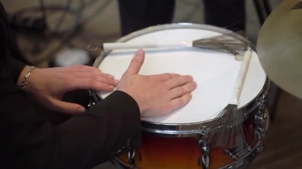 Drummer drumt op concert. Muzikant met drumstokken speelt percussie op het podium. — Stockvideo