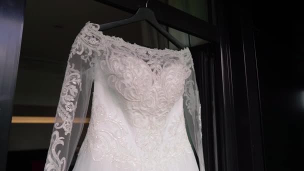 Luxus esküvői ruha a menyasszonynak. Menyasszonyi fehér ruha. — Stock videók