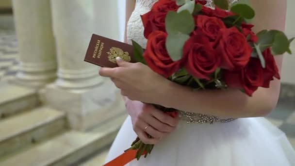 Jeune mariée en robe de mariée tenant bouquet fleurs à l'intérieur. Mode robe de luxe blanche — Video