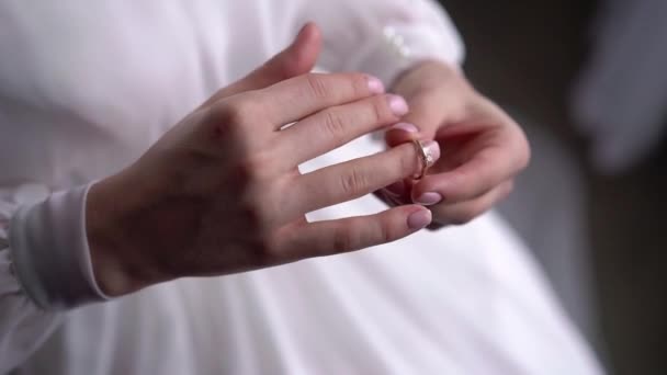 Μια νεαρή γυναίκα έβαλε το δαχτυλίδι με το διαμάντι στο δάχτυλό της. Πολυτελές ακριβό δαχτυλίδι πρότασης. Νύφη την ημέρα του γάμου — Αρχείο Βίντεο