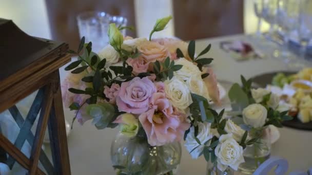 Glasses, plates, Cutlery and napkins. Decorated tables with flowers for the party. Wedding reception, birthday, anniversary. — Stock Video
