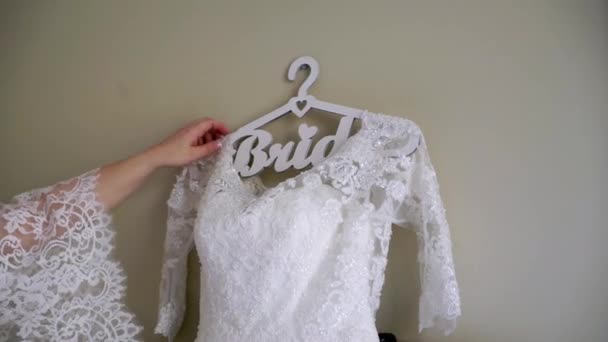 Русалонька допомагає молодій нареченій одягнутися у весільну сукню. Розкішна весільна сукня — стокове відео