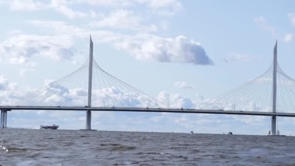 Western de alta velocidade diâmetro ZSD em São Petersburgo, Rússia. Ponte rodoviária sobre o Golfo da Finlândia e o rio Neva. Via expressa, auto-estrada — Vídeo de Stock