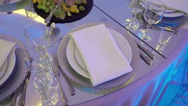 Glasses, plates, Cutlery and napkins. Decorated tables with flowers for the party. Wedding reception, birthday, anniversary. — Stock Video